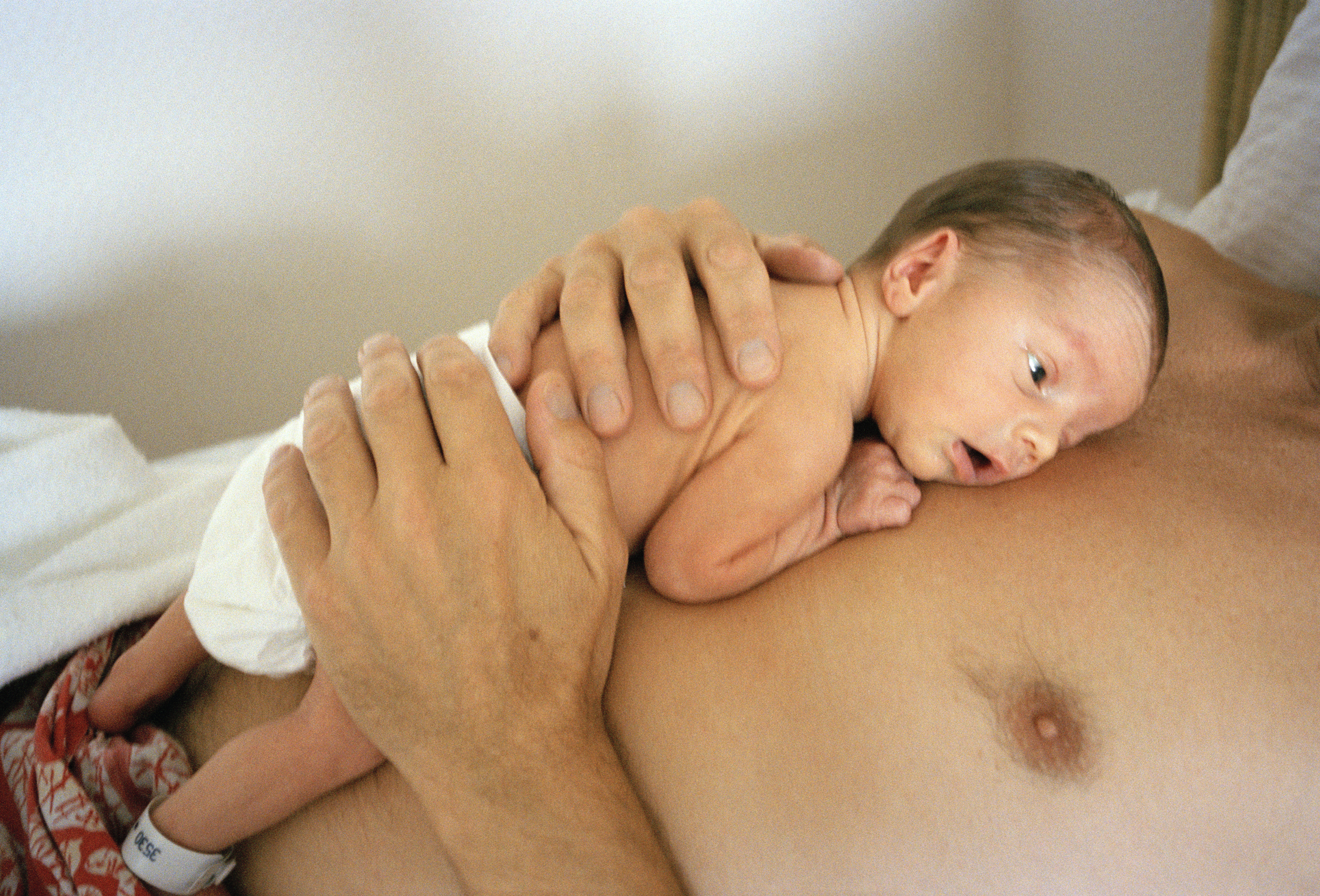Bilde av en nyfødt baby som får kroppskontakt