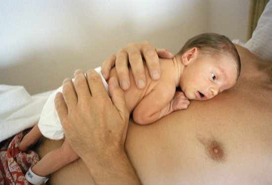 Bilde av en nyfødt baby som får kroppskontakt
