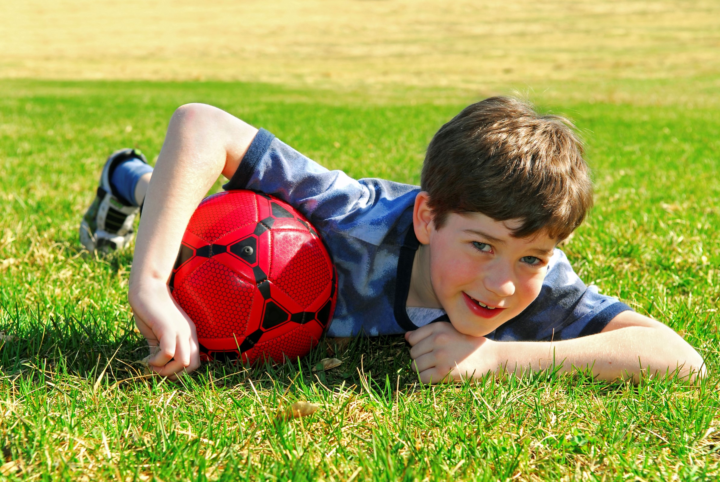 Bilde av gutt som leker med ball