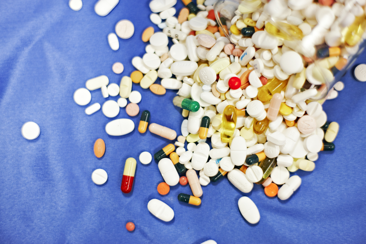 En drøss med ulike piller og tabletter