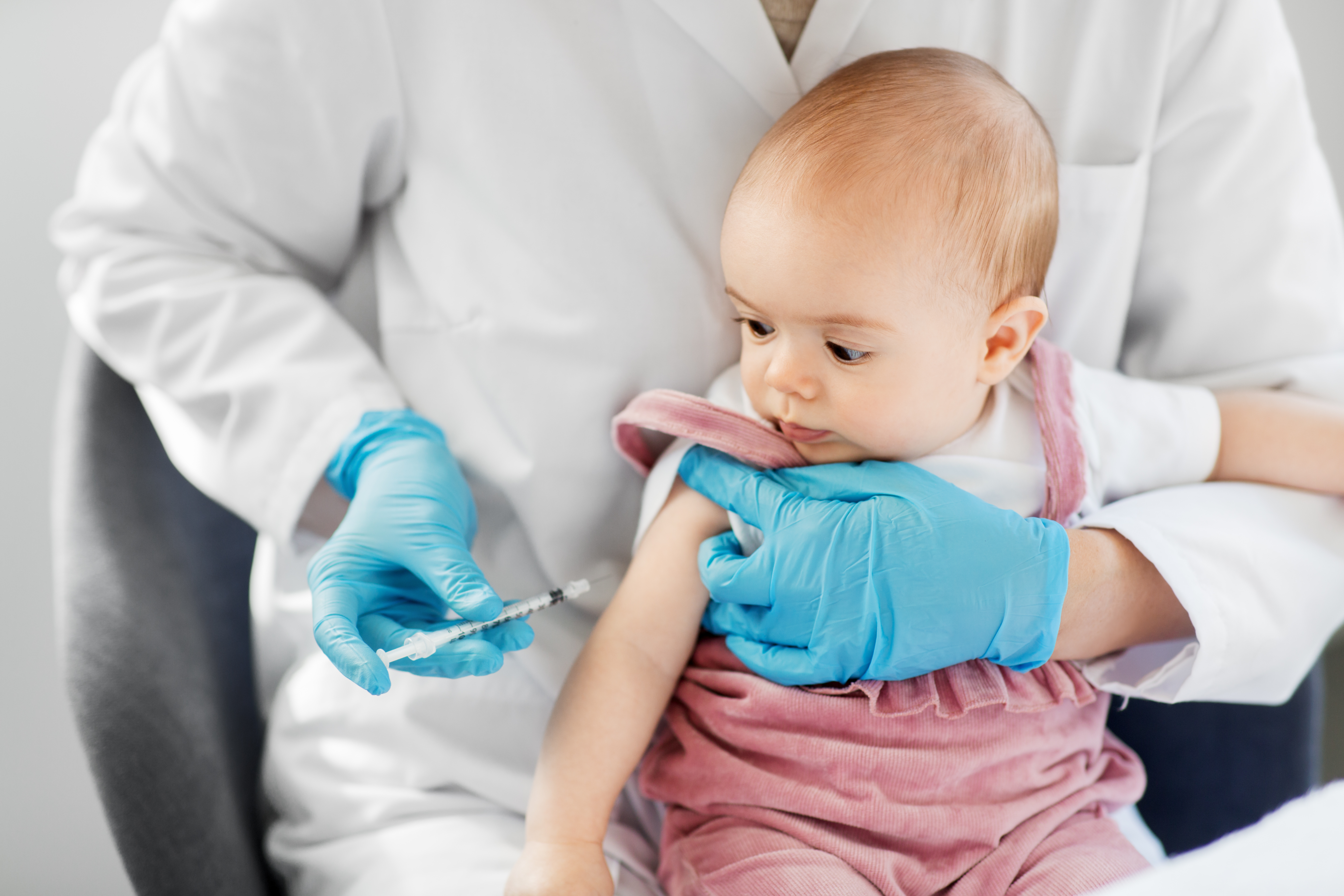 Baby får vaksine