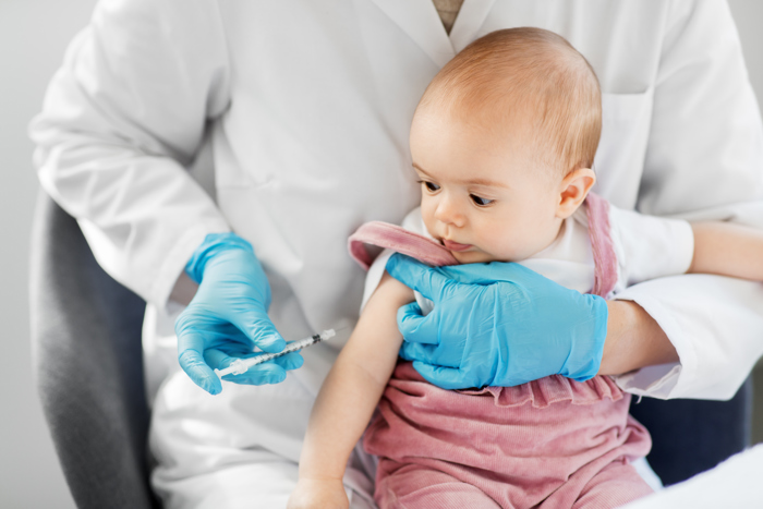 Baby får vaksine