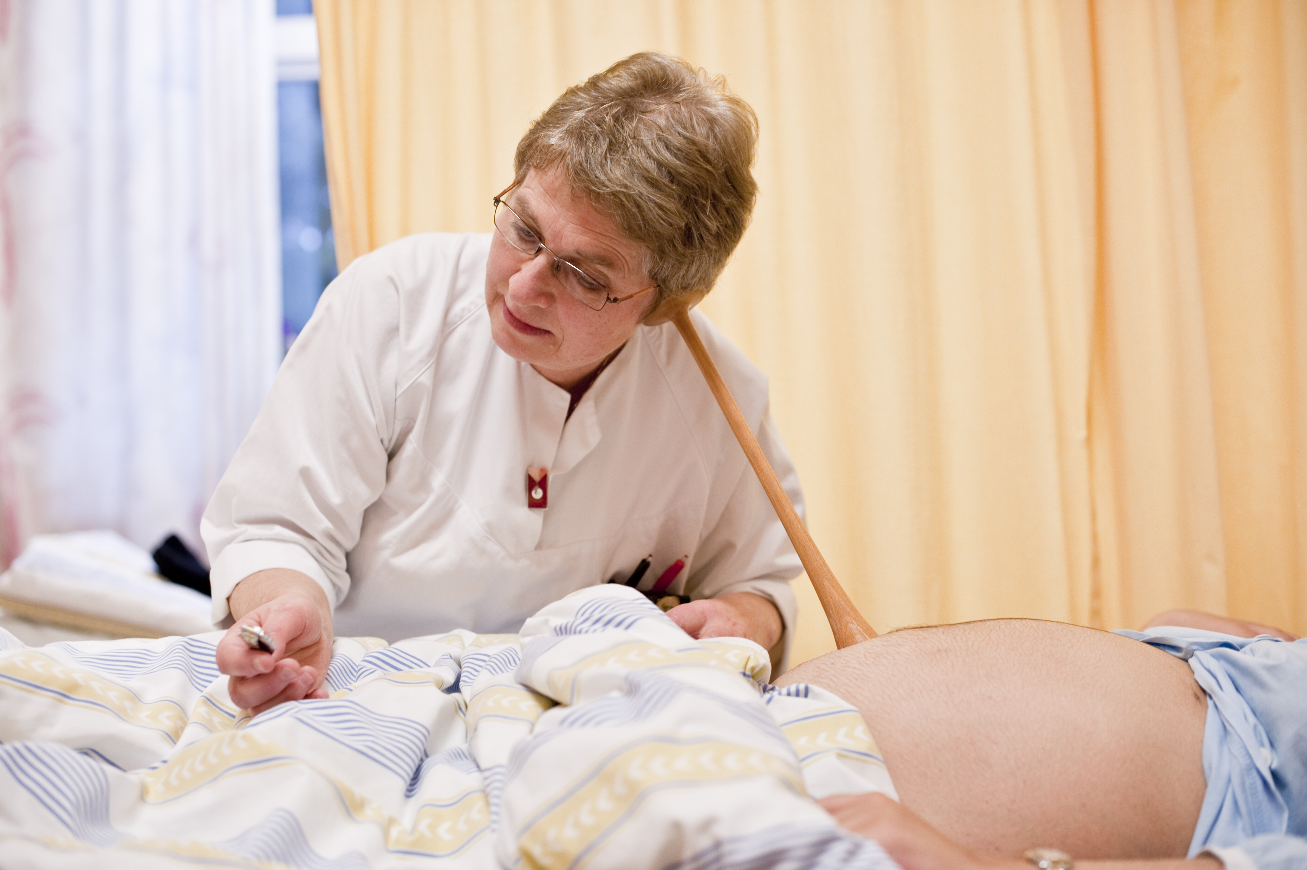 Jordmor lytter til gravid mage