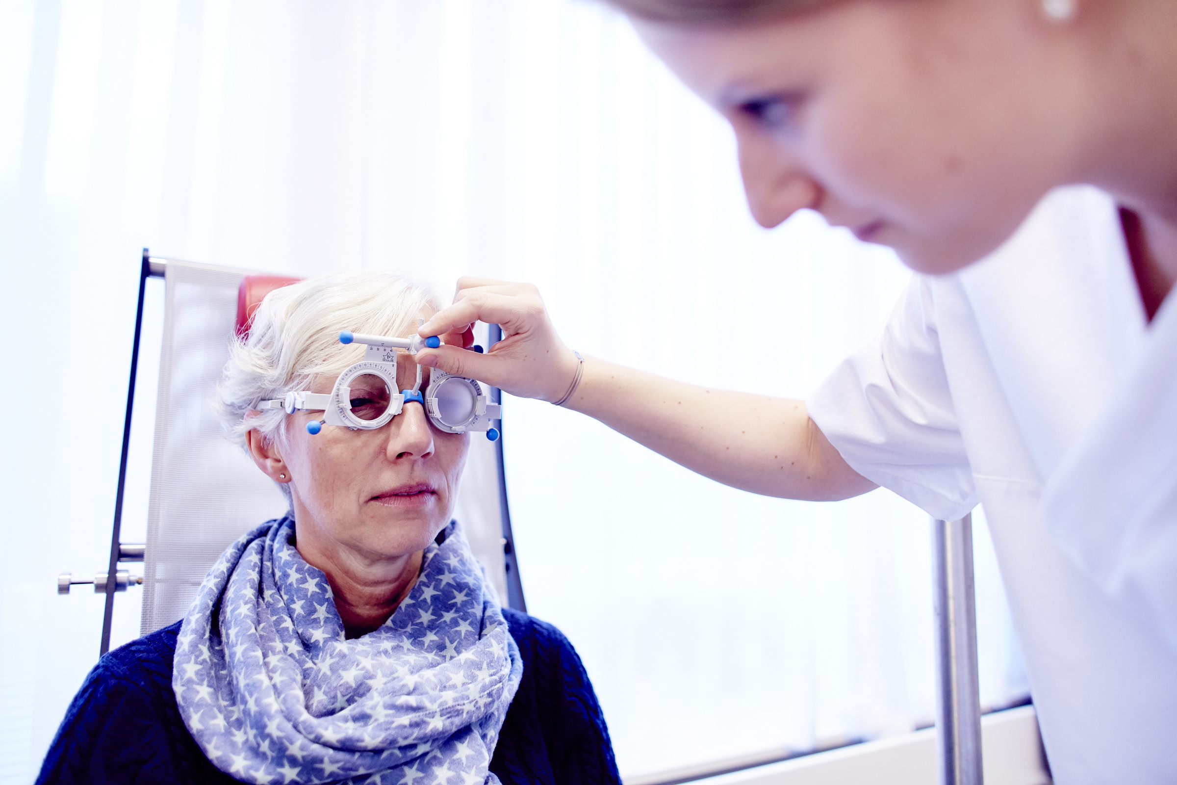 Kvinne får sjekket øynene sine hos ortoptist.