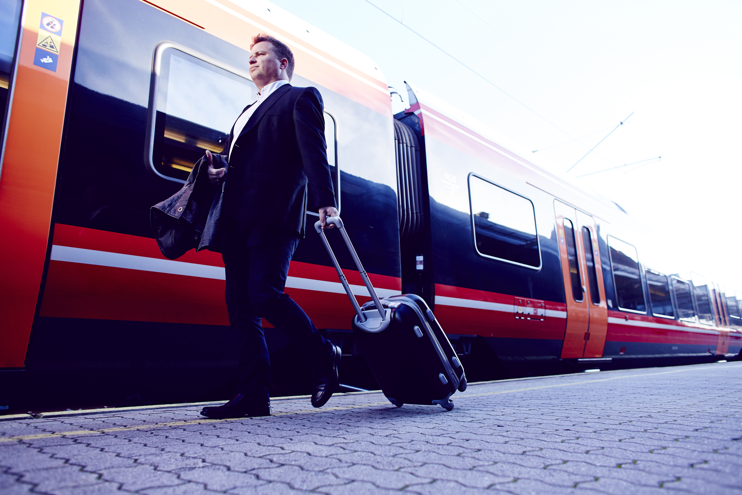 Mann with a suitcase about the enter a train