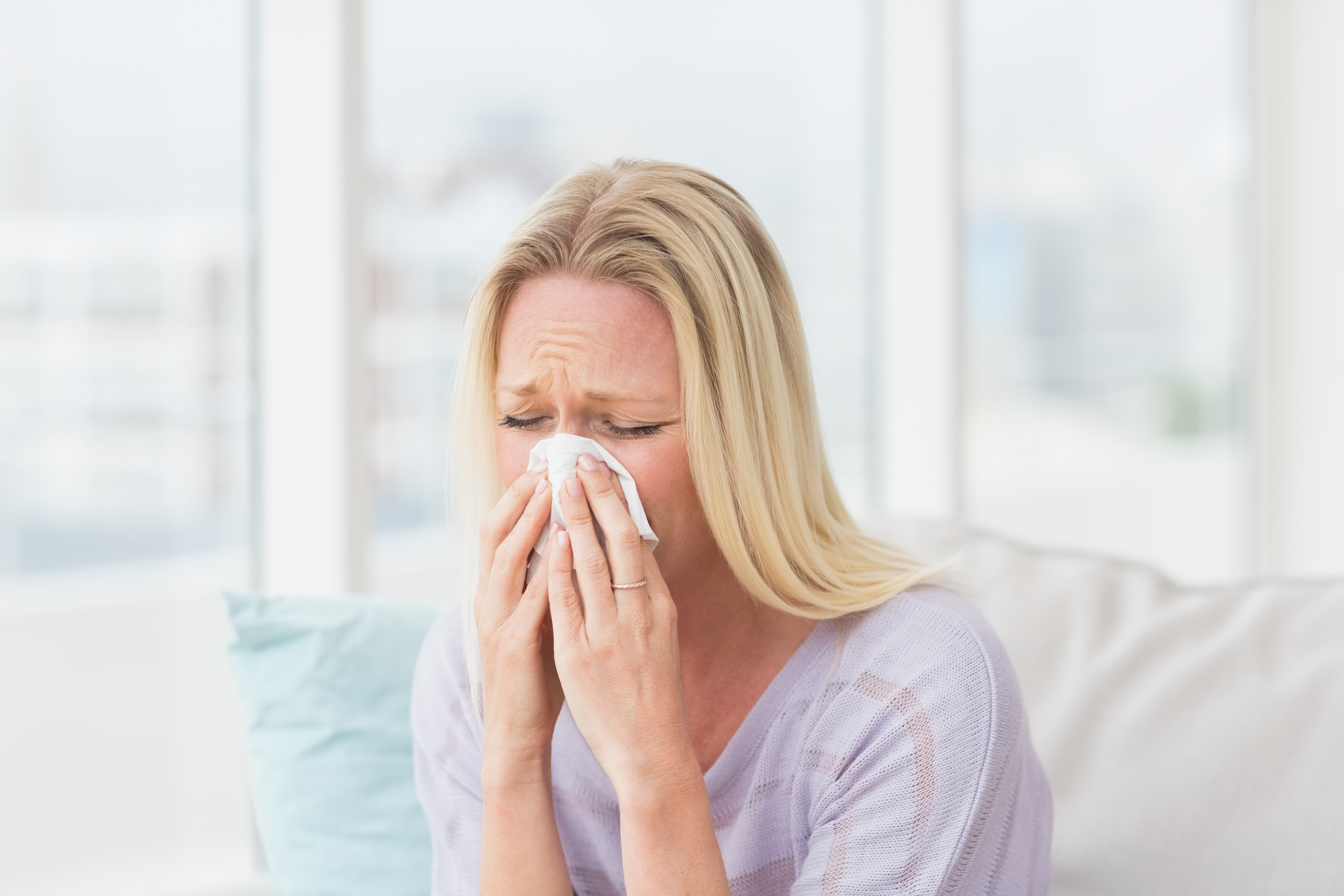 Чихание без простуды причины. Чихание и заложенность носа. Аллергия заложенность носа чихание. Женщина насморк.