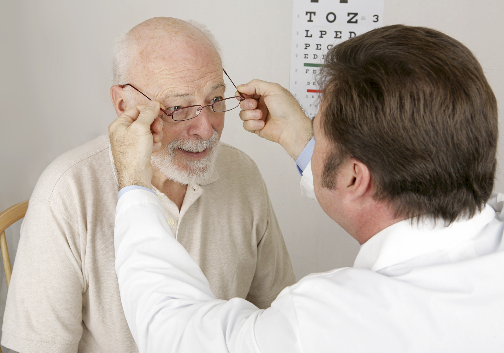 Bilde av en eldre mann hos optiker