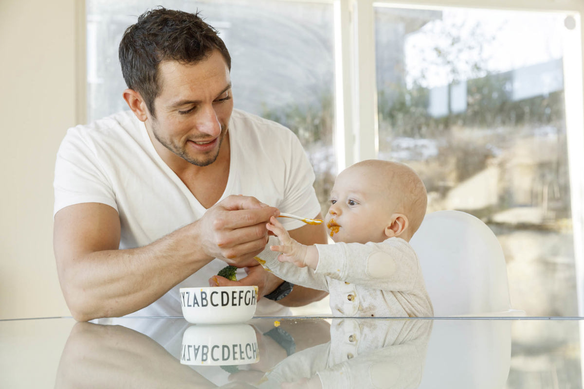 Weaning your baby onto solid food - Helsenorge