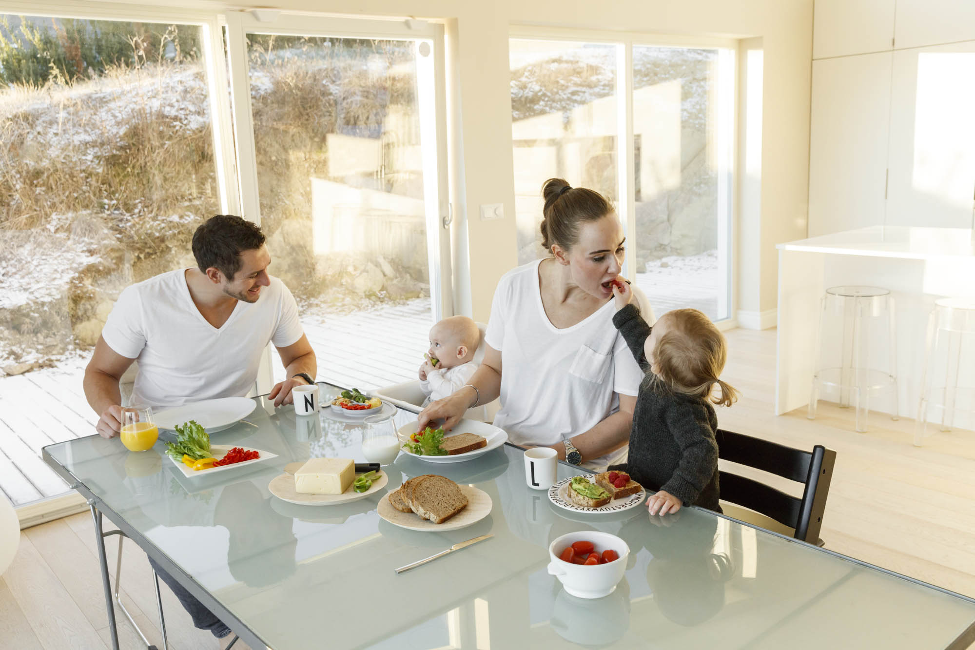 Småbarnsfamilie spiser frokost