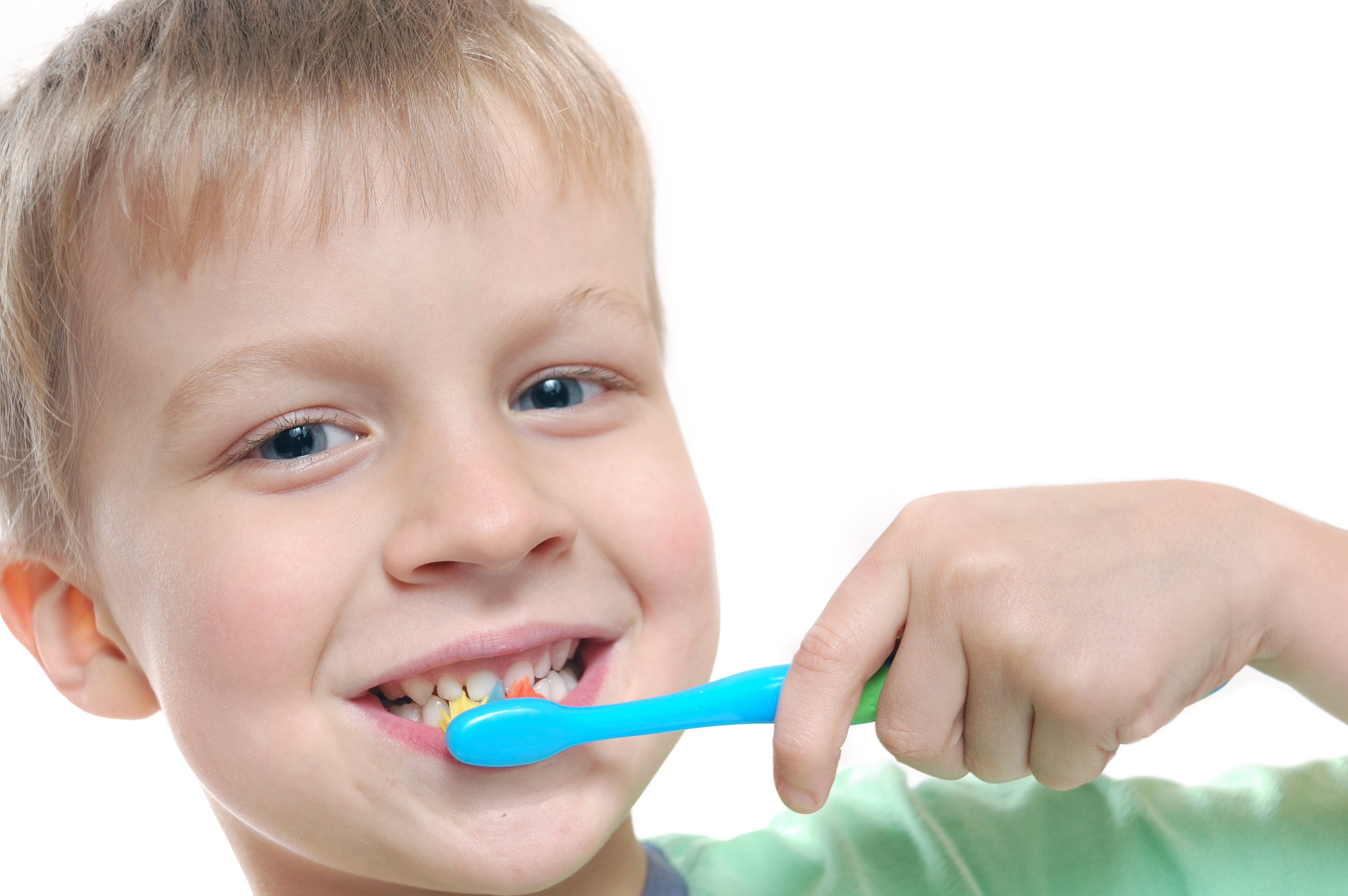 En gutt pusser tennene sine