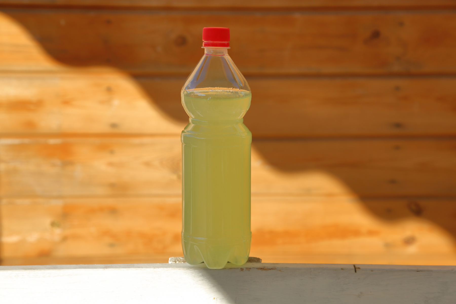 Plastflaske med gult kjemikalieinnhold