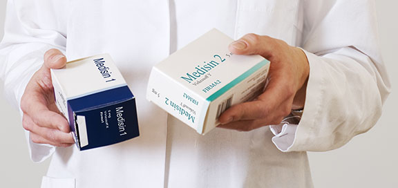 Farmasøyt med to pakker med medisiner