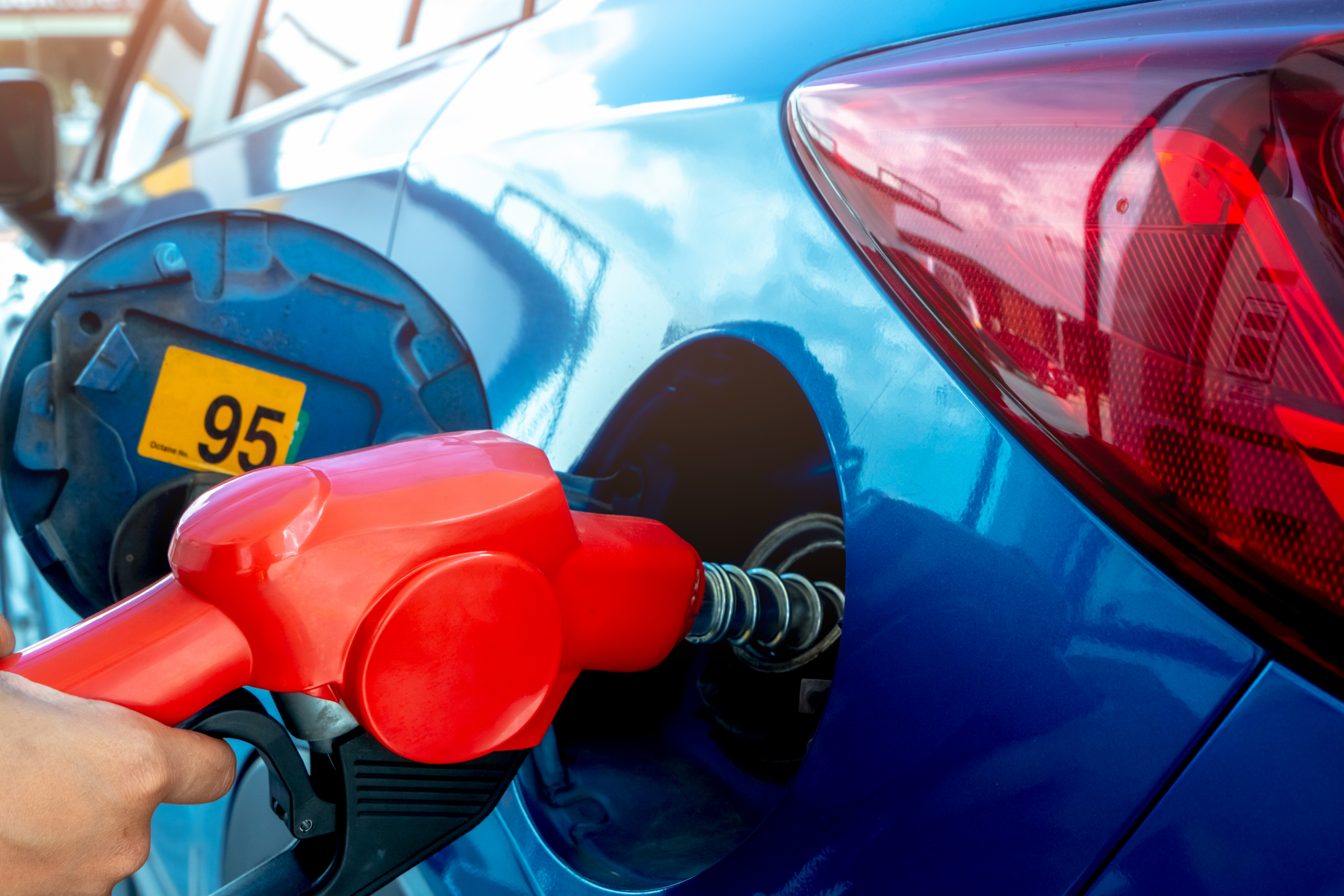 Drivstoff fylles på bil med drivstoffpumpe