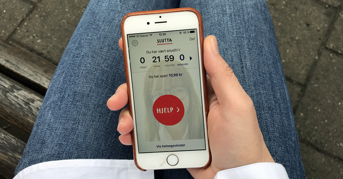 Person som sitter på benk med mobil, med slutta-appen