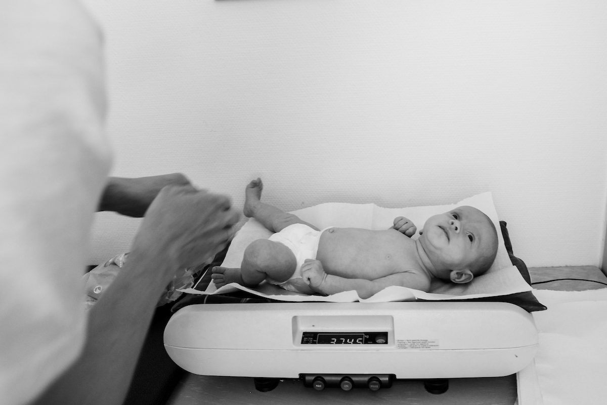 Baby blir veid på helsestasjonen