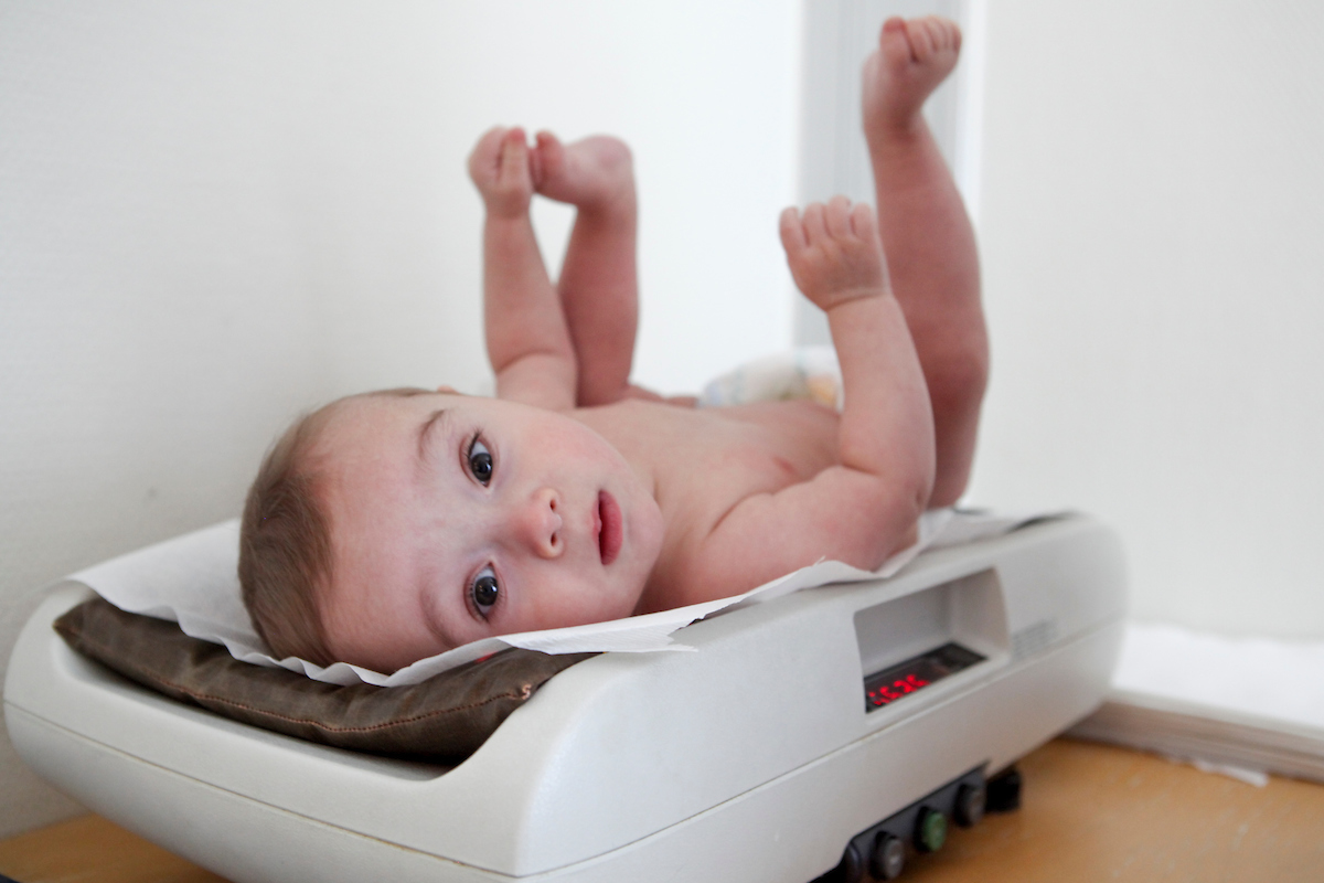 Baby på vekt på helsestasjon