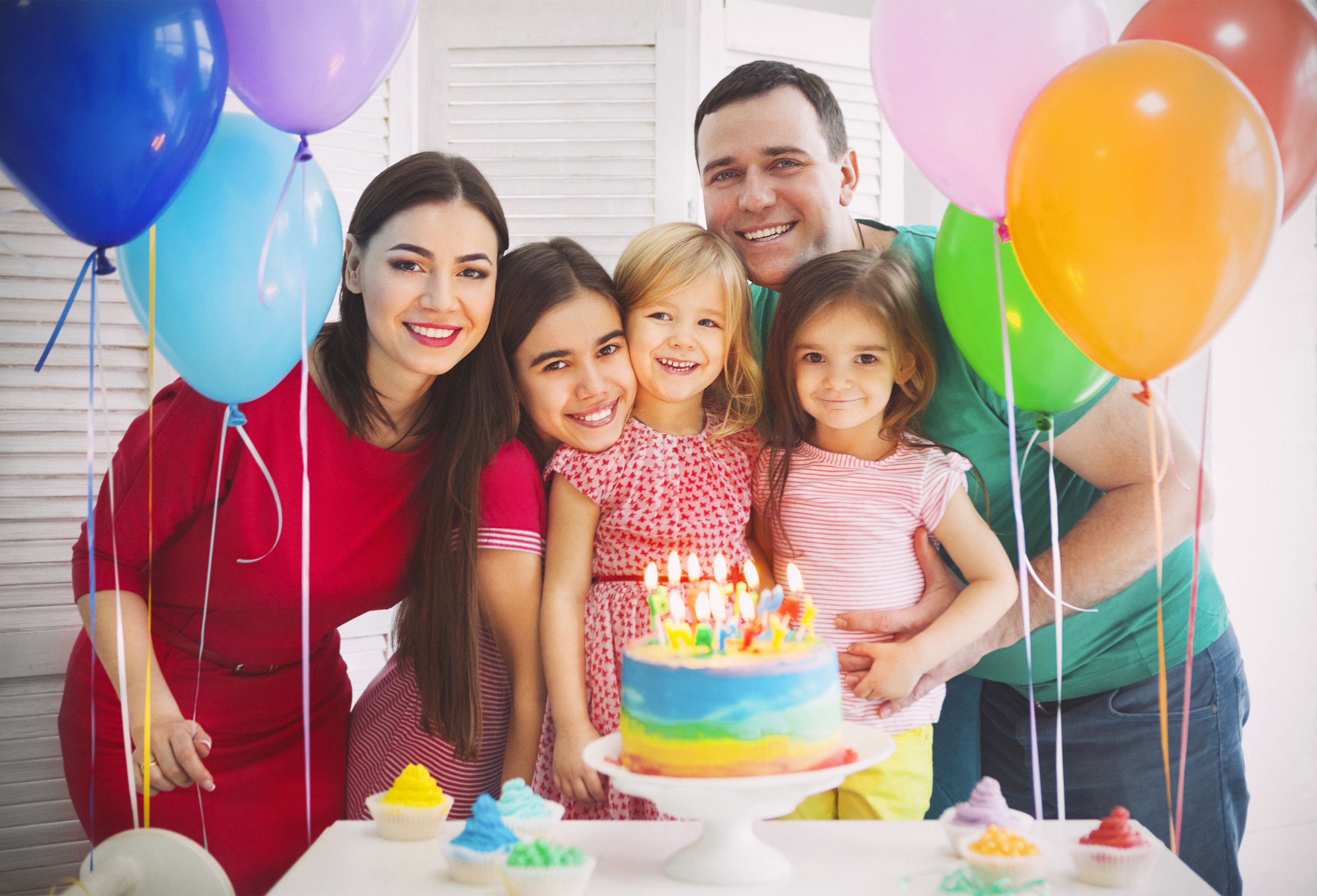 Familie som feirer bursdag sammen