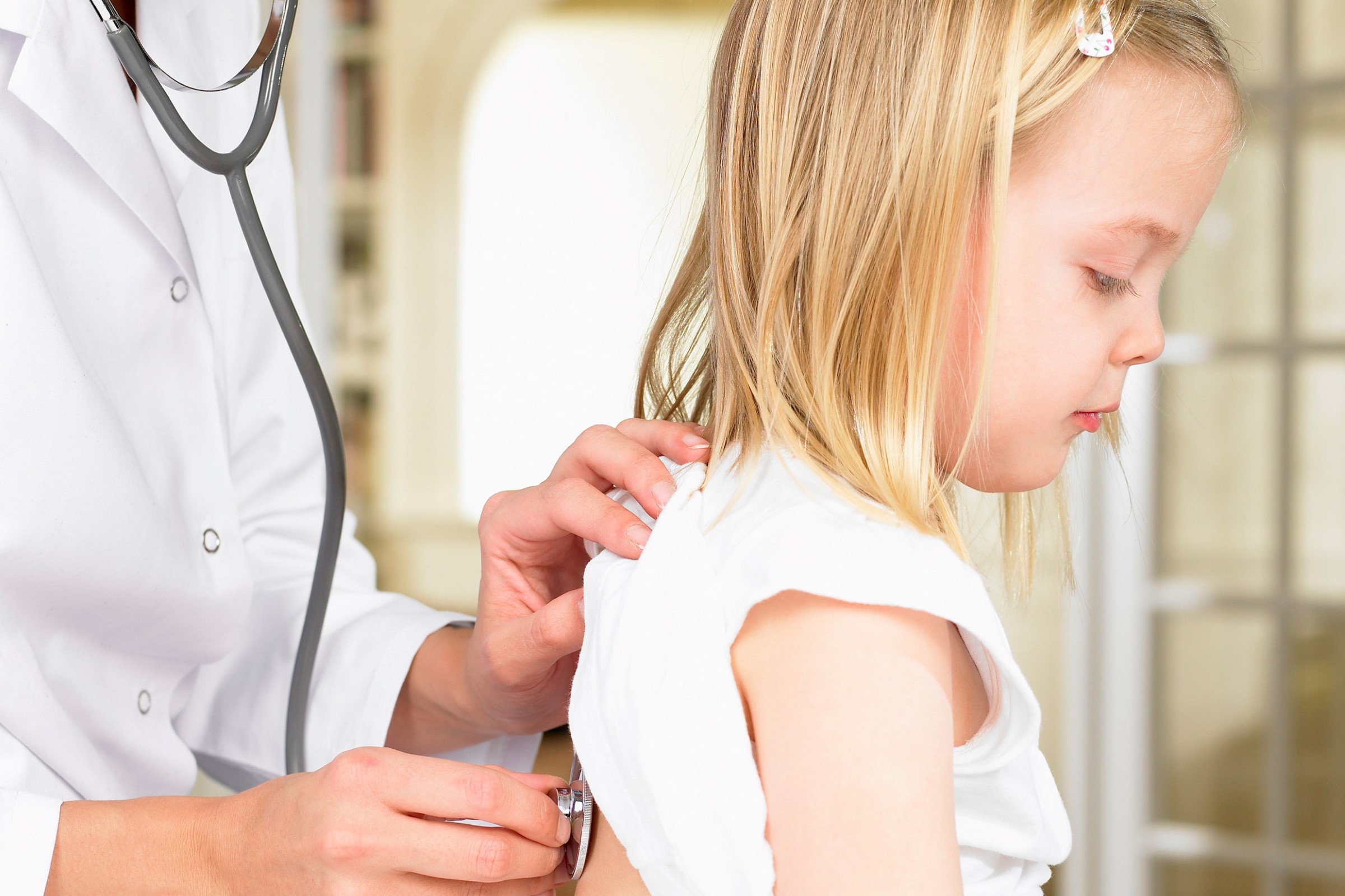 Jente får lungene sjekket hos doktoren