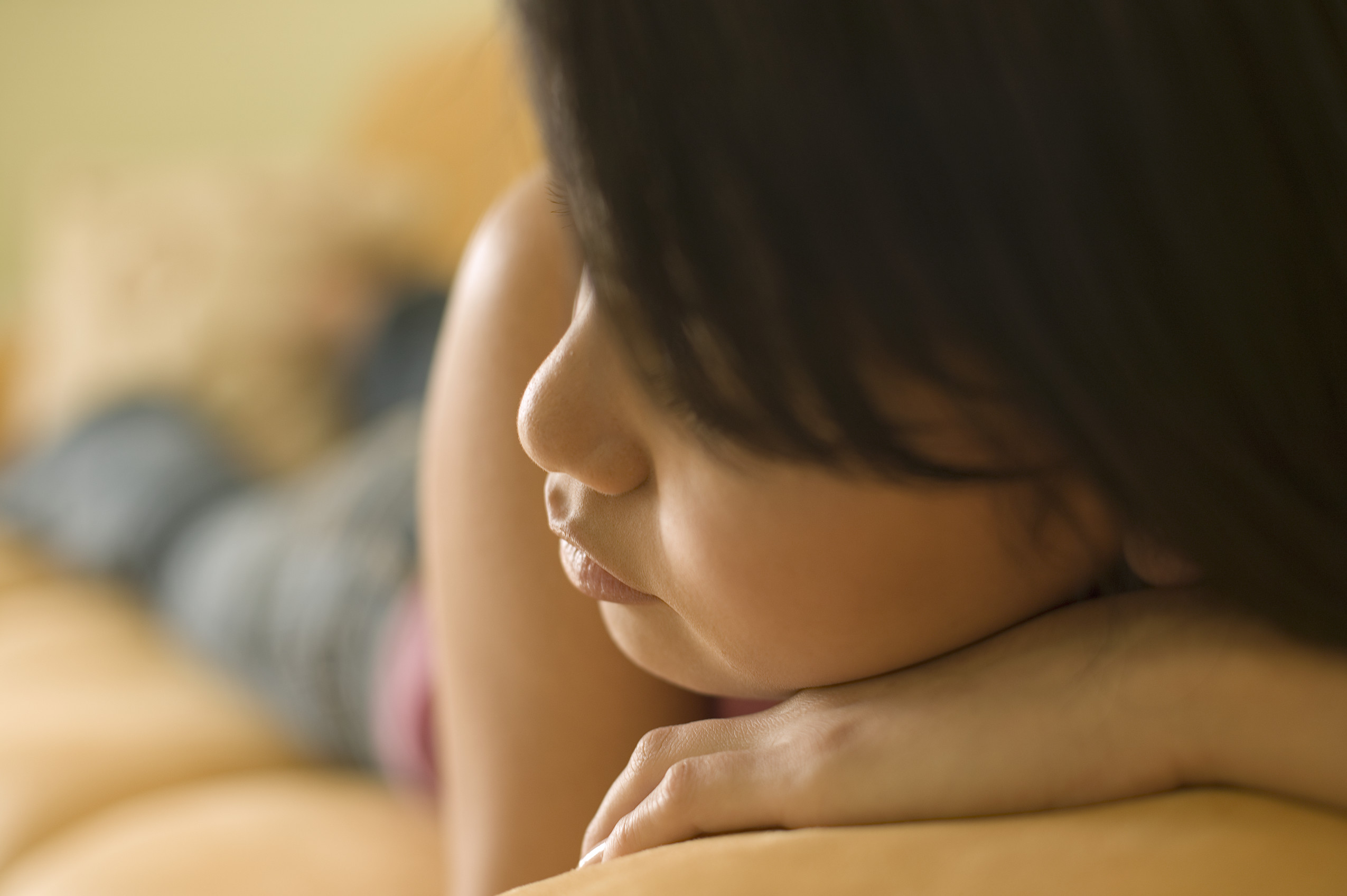 Bilde av en jente som sover på sofa