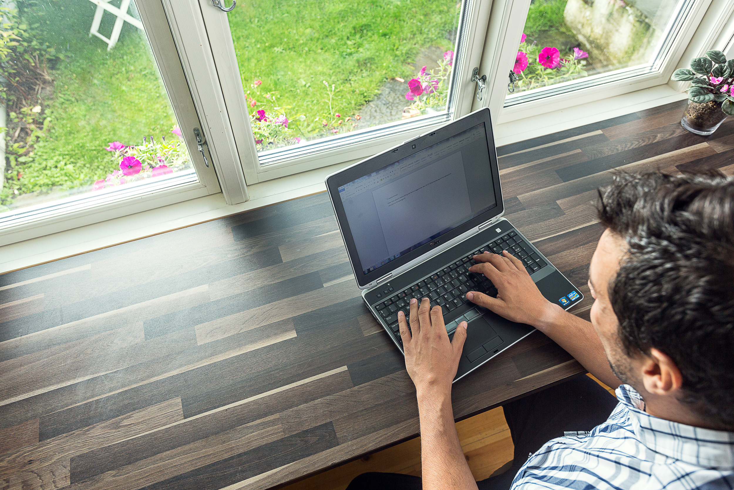 Mann skriver på laptop