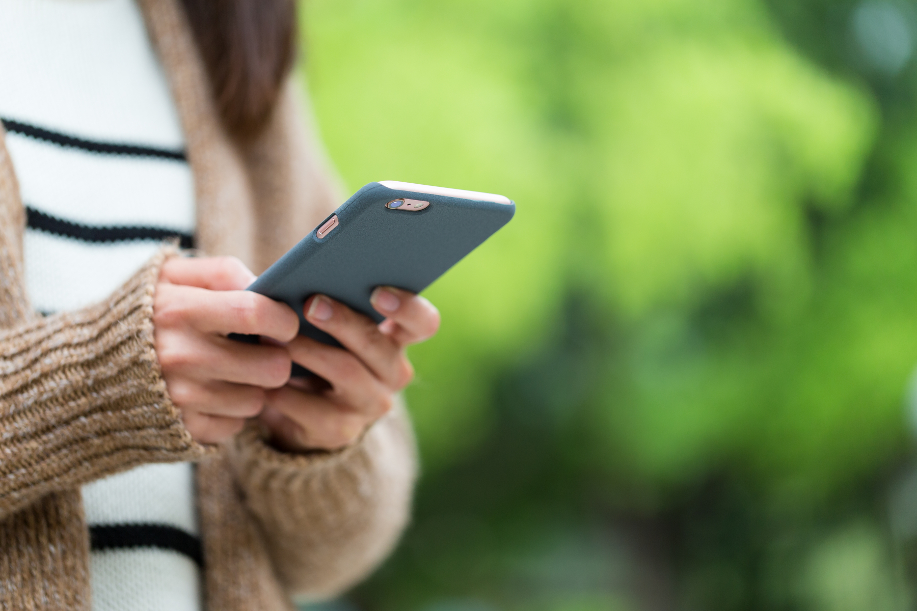 Bilde av kvinne som holder en mobiltelefon