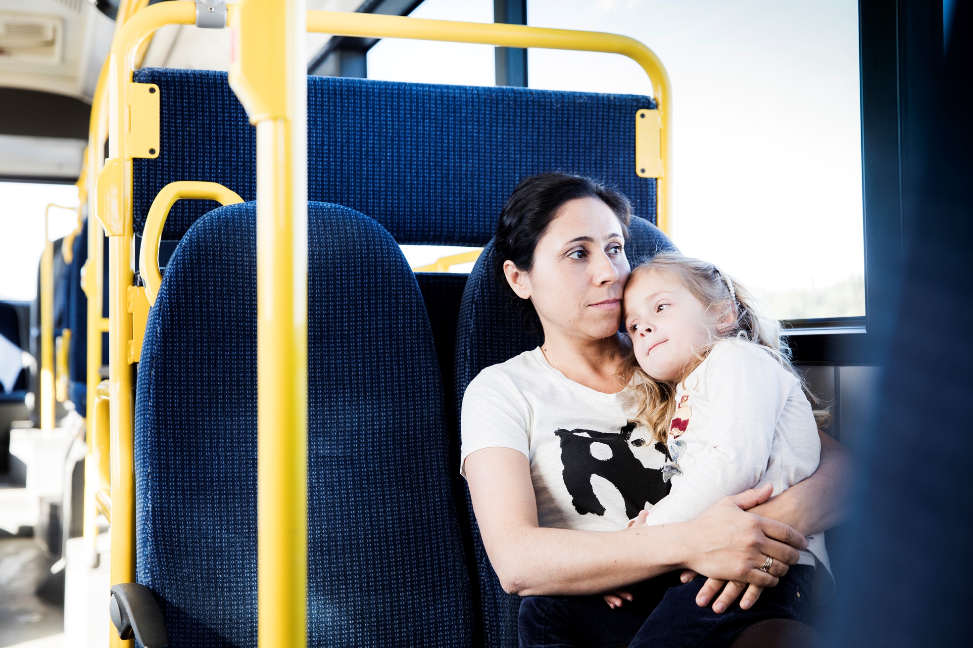 Kvinne med barn tar bussen