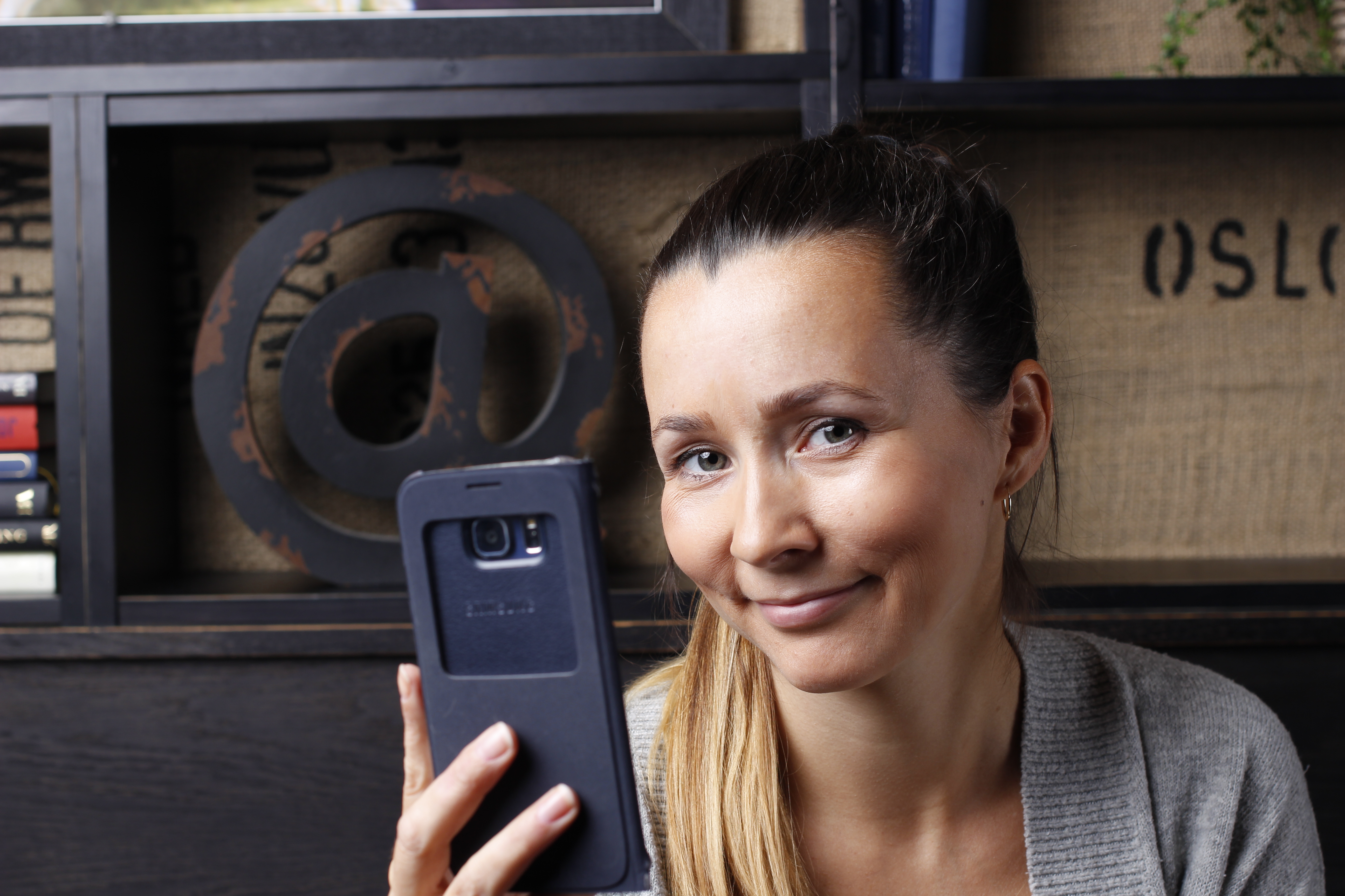 Ung kvinne ser på smarttelefon