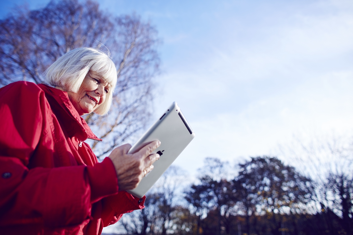 Kvinne ser på iPad
